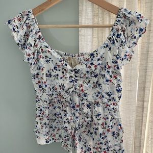 ♥️4/$30 LIKE NEW cute floral blouse